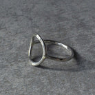 טבעת קארמה כסף סטרלינג 925 עם ריקוע עדין ועיצוב מעגלי