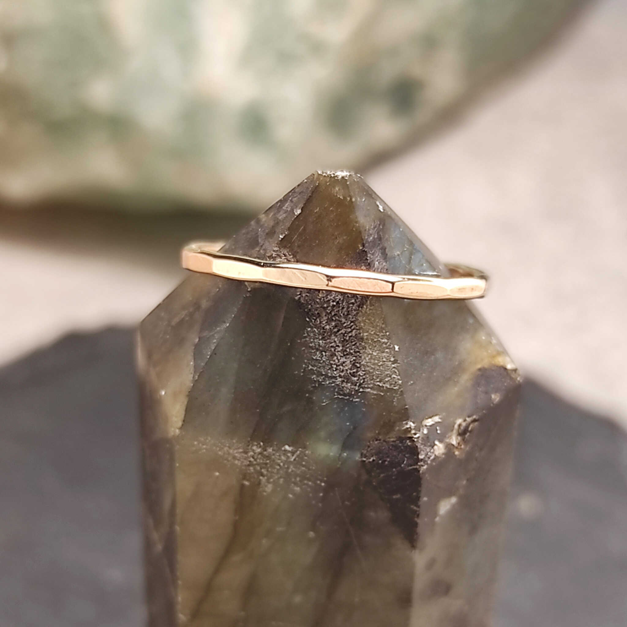 טבעת גולדפילד 14 קראט עם עיצוב עדין ונגיעת זהב חמה למראה יומיומי