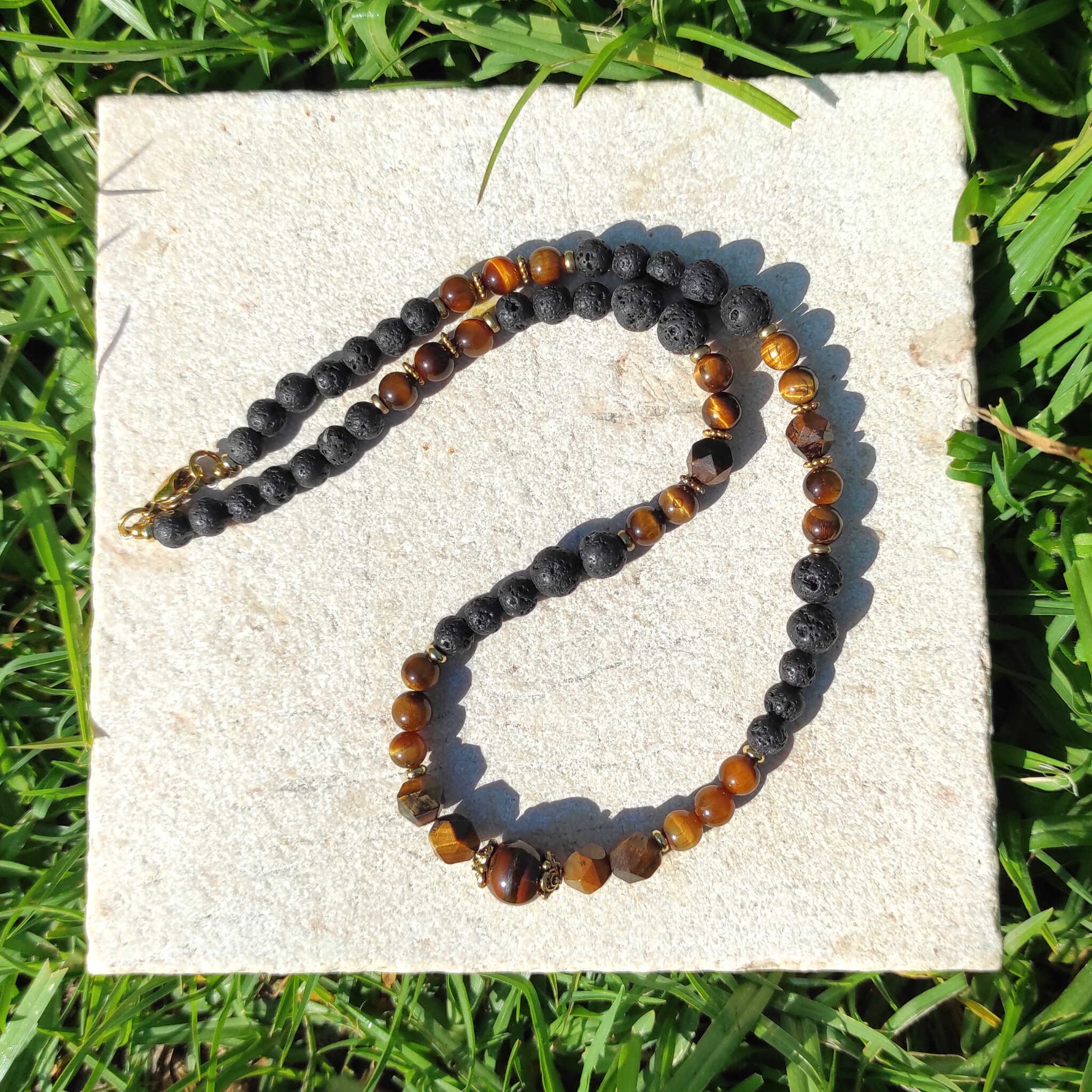 צ'וקר עין הנמר ואבן לבה שחורה אבני ריפוי למוטיבציה יציבות וכוח התמודדות