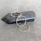 טבעת כסף 925 טרנספומר , מורכבת מ 3 טבעות מחוברים ביניהם בטבעות קטנות עשוייות גולדפילד