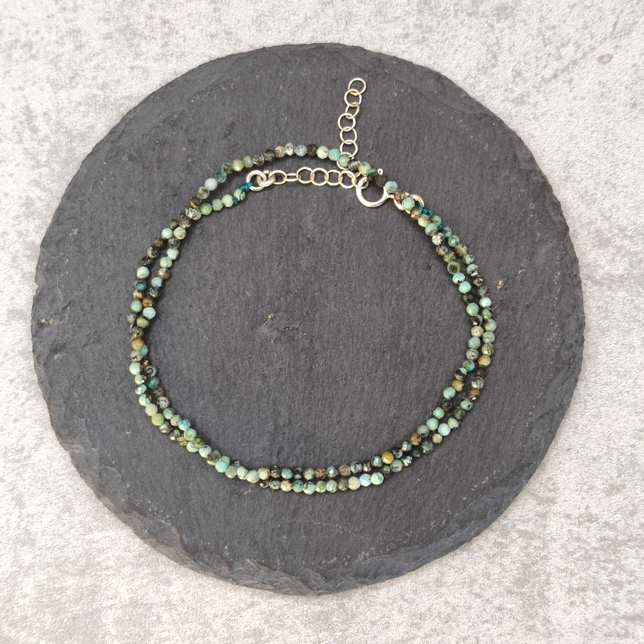 שרשרת טורקיז עדינה מלופפת על פרק יד כצמיד רב שכבתי תכשיט רב שימושי לתקשורת ברורה אינטואיציה והגנה רוחנית