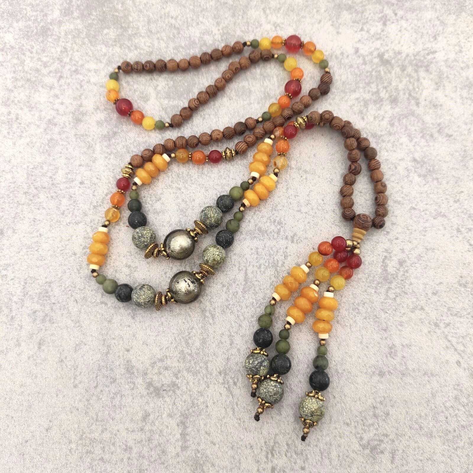 שרשרת מאלה עץ וונגה אבני חן אדומות צהובות ירוקות לשמחה ואושר זכוכית מורנו