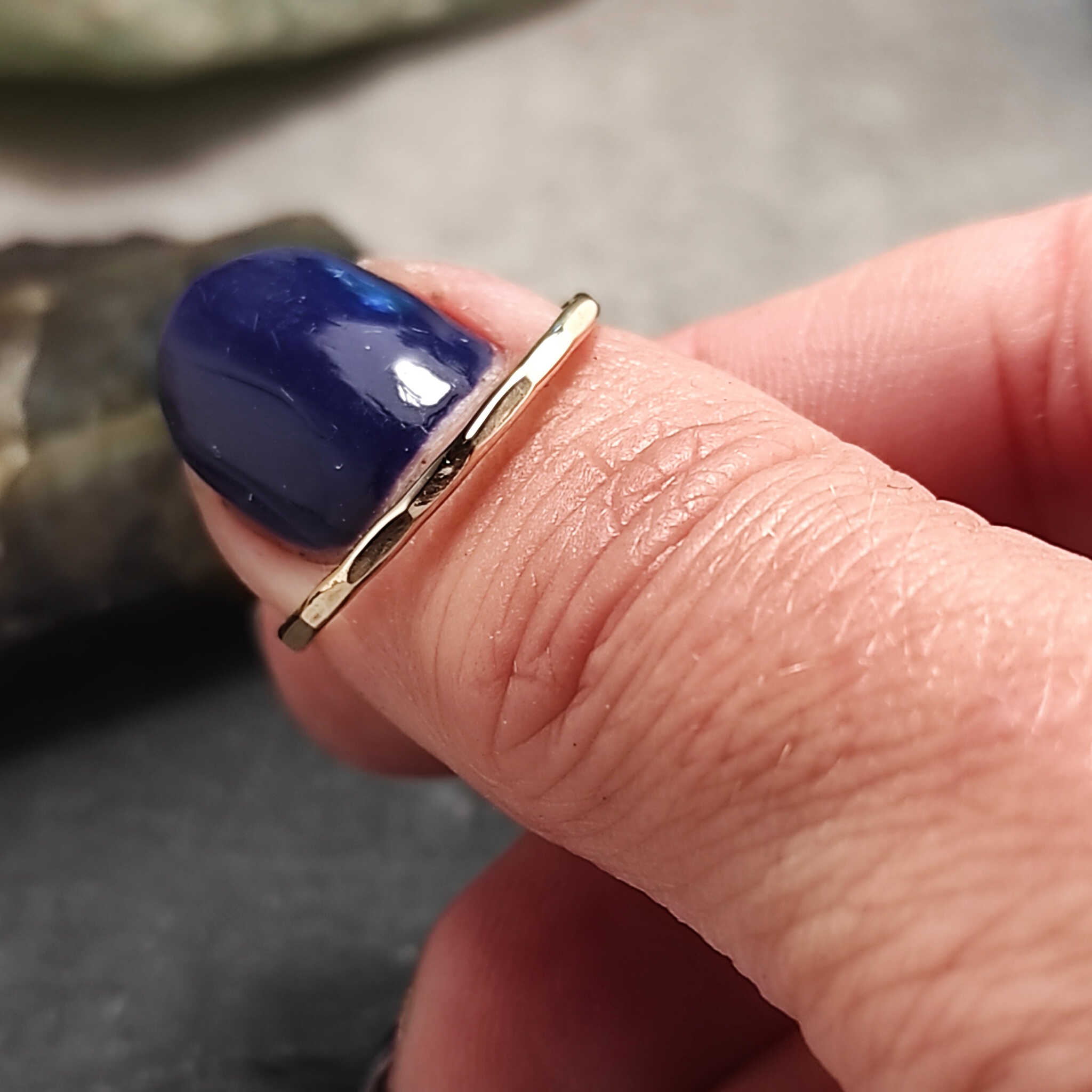  טבעת גולדפילד 14K דקה עם ריקוע עדין בעיצוב מינימליסטי