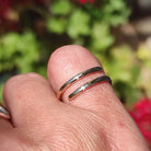 טבעת בעבודת יד מגולדפילד עם עיצוב ספירלה מחבקת תכשיט עם משמעות רוחנית