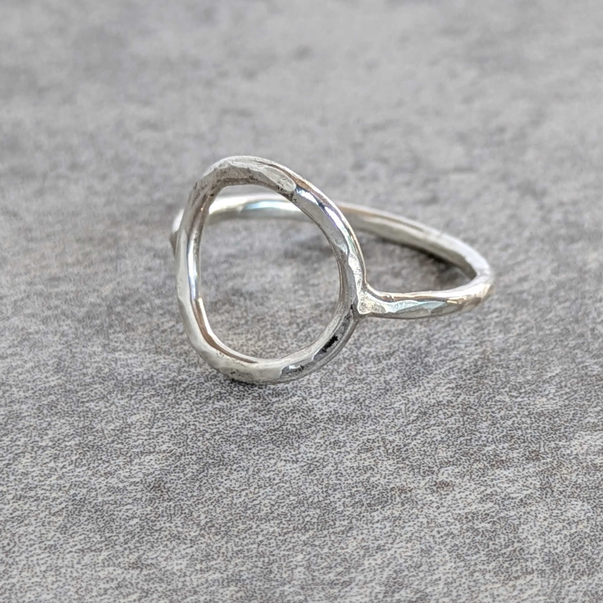 טבעת כסף 925 בעבודת יד עם מרקם מרוקע ועובי נדיב