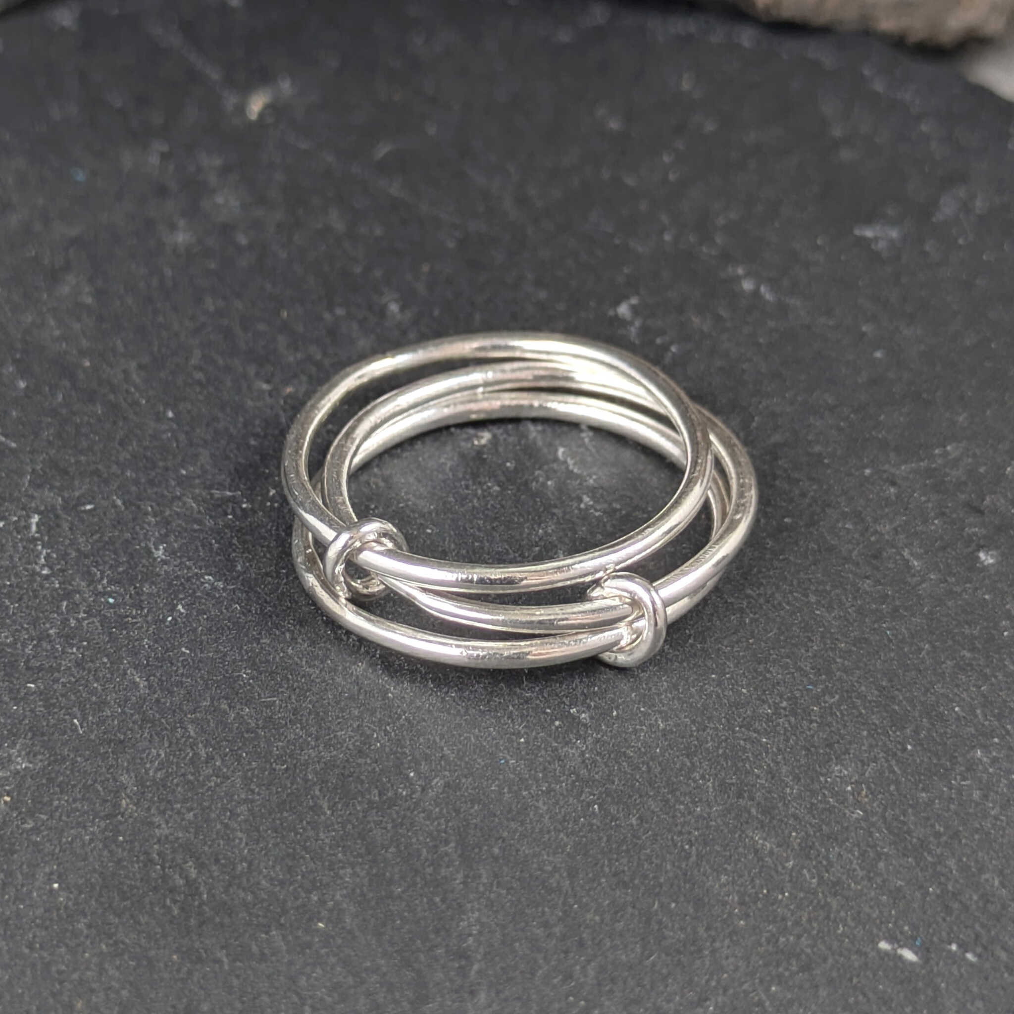 טבעת כסף 925 אלגנטית בעיצוב מודרני עם שלוש שכבות מחוברות