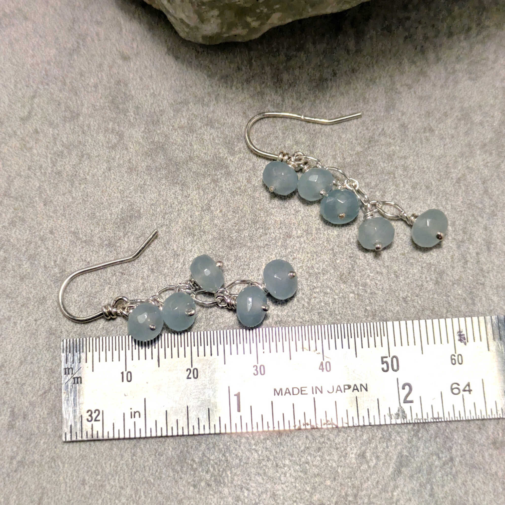 זוג עגילים קלילים ונשיים, עם אבן אקוומרין טבעית התלויה כטיפות מבריקות