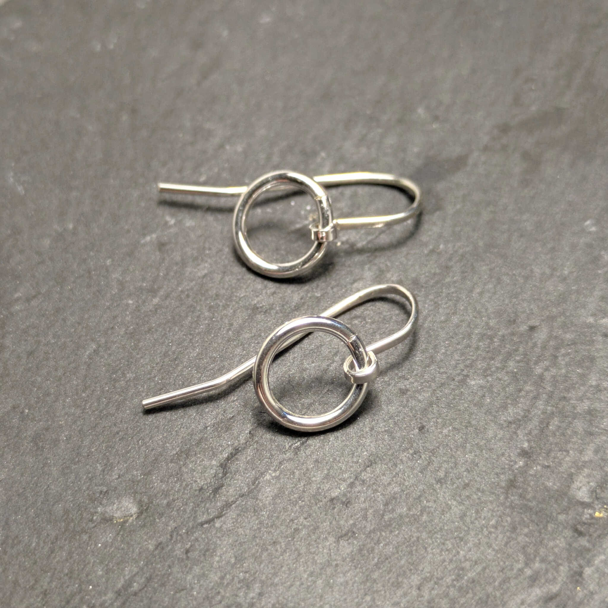 עגילי כסף 925 נתלים קטנים ועדינים מינימליסטיים לשימוש יומיומי קלים ונוחים