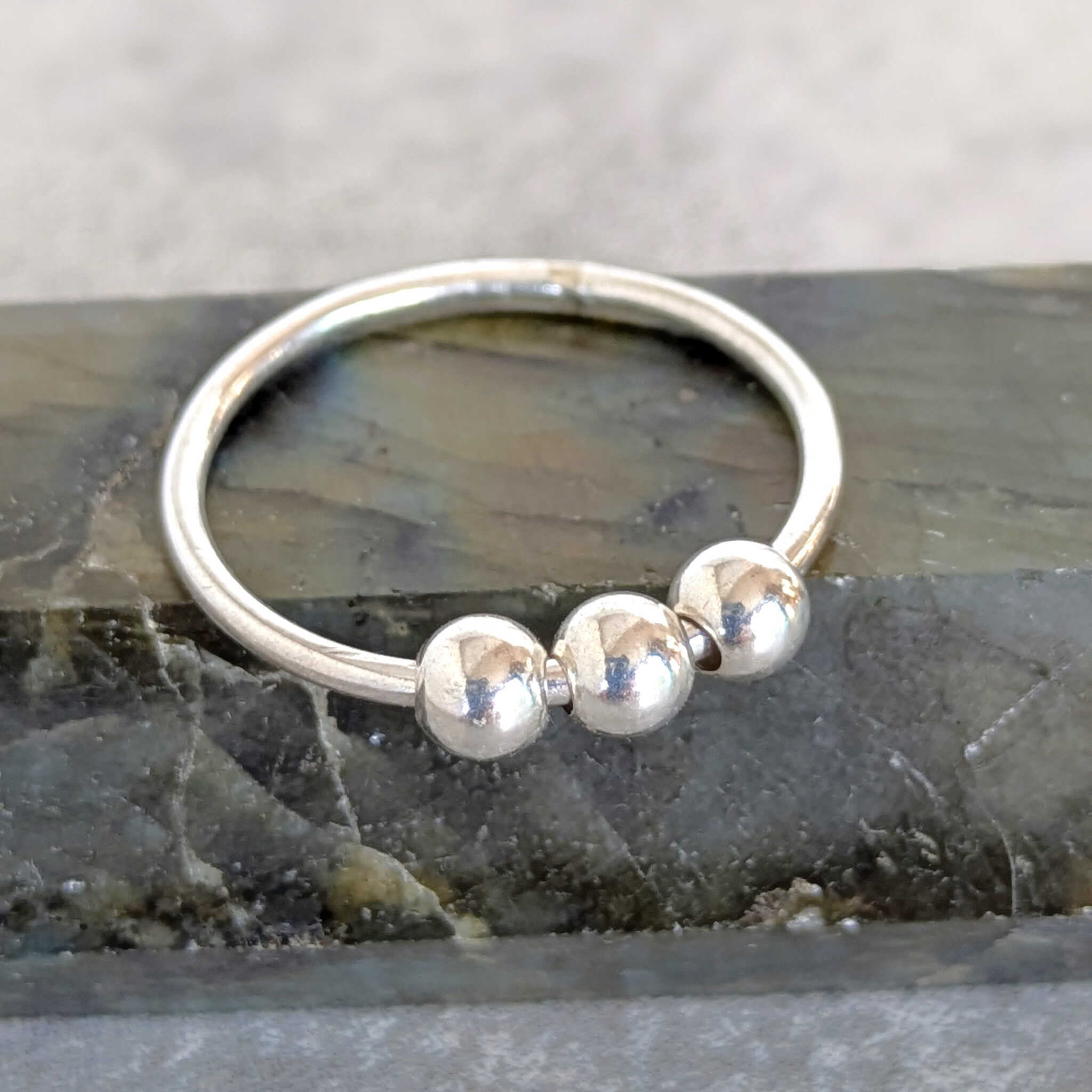 טבעת מדיטציה כסף 925 עם כדורים ניידים לנשימה מודעת