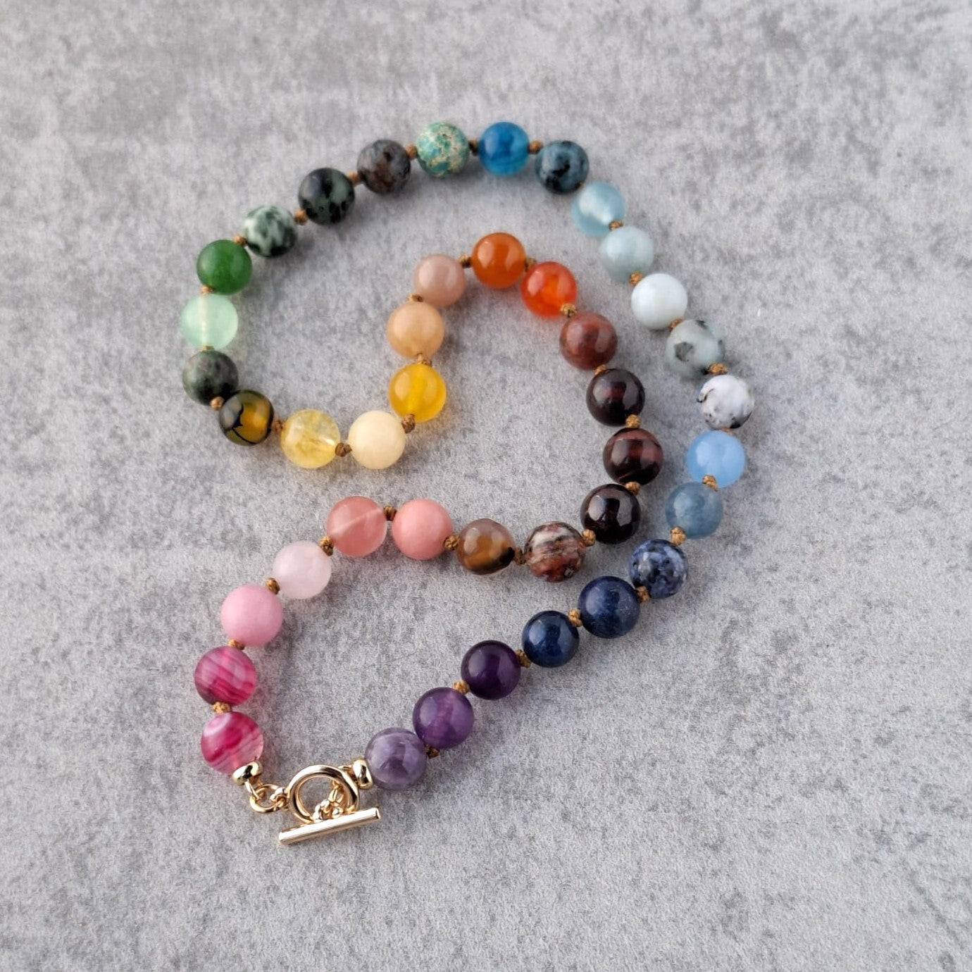 שרשרת ארוכה ואקלקטית, משולבת באבנים טבעיות צבעוניות מסוגים שונים