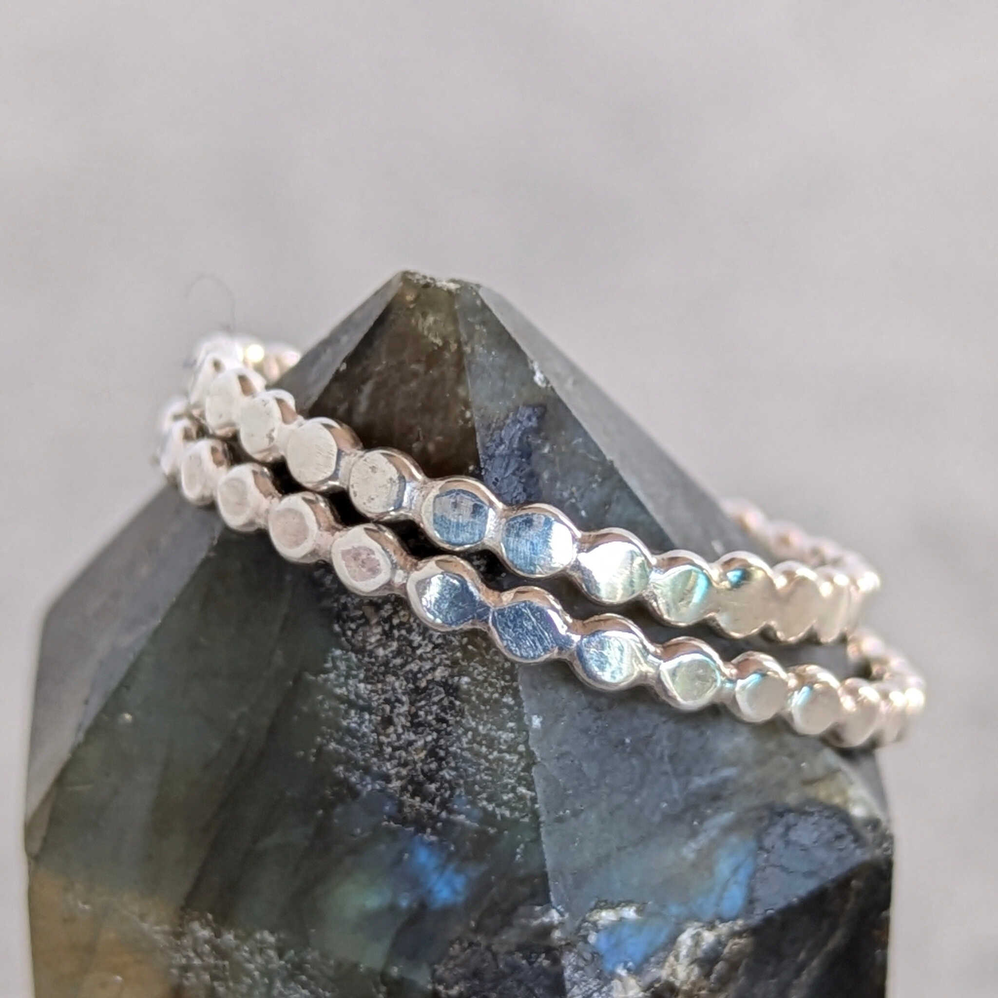 טבעת כסף בעבודת יד עם דוגמת חרוזים זורמת ומרקם חלק