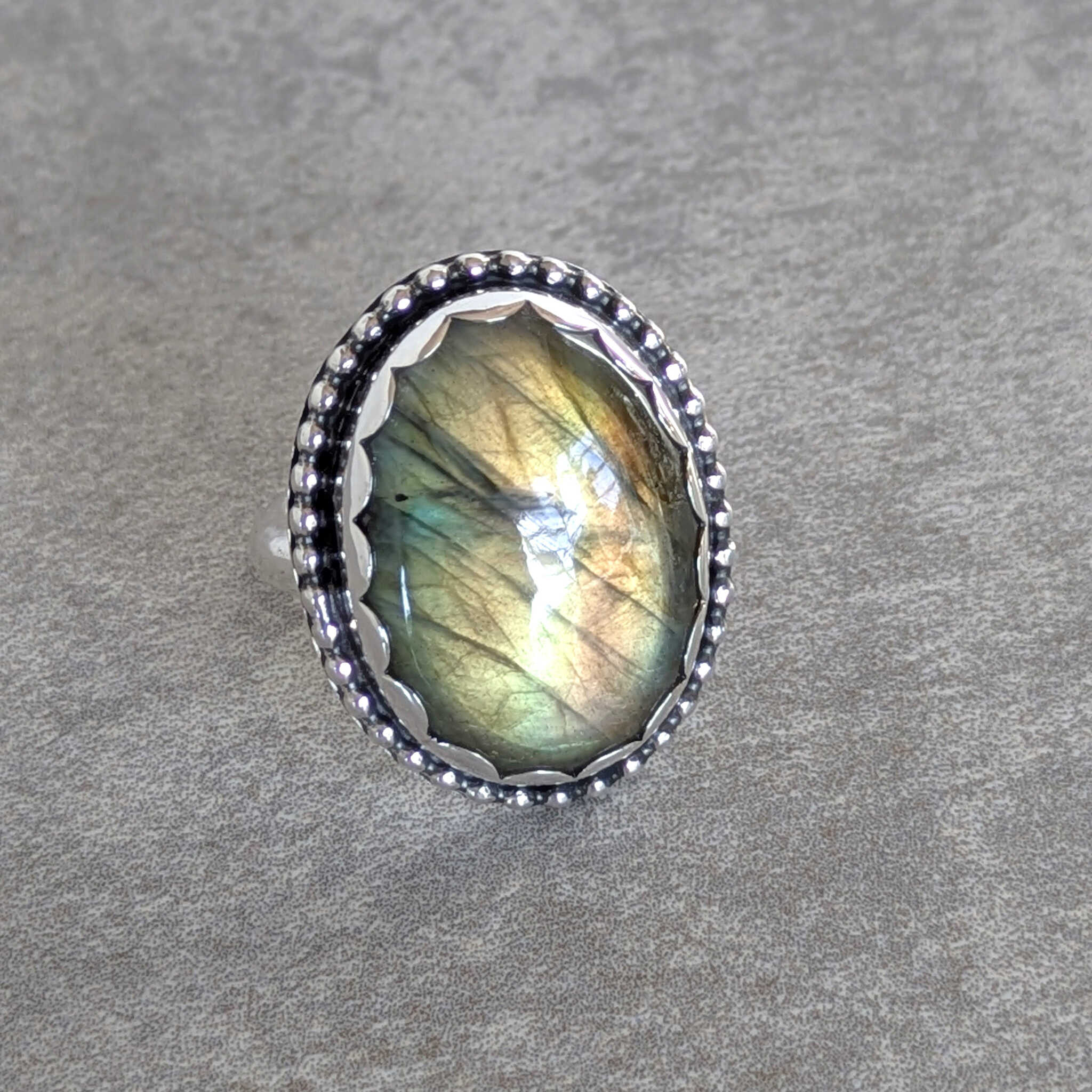 טבעת כסף עם אבן לברדורייט ירוקה בעבודת יד