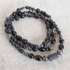 שרשרת אבני חן שחורות עם ברק מטאלי לאומץ ביטחון עצמי וקרקוע