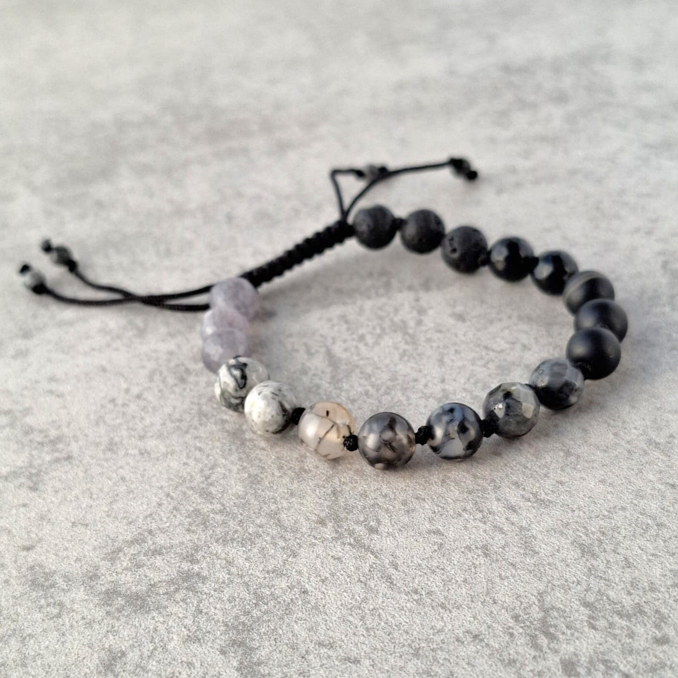 צמיד אבני לבה שחורה ולרוויקייט להגנה אנרגטית וחוסן נפשי ,צמיד לבה שחורה