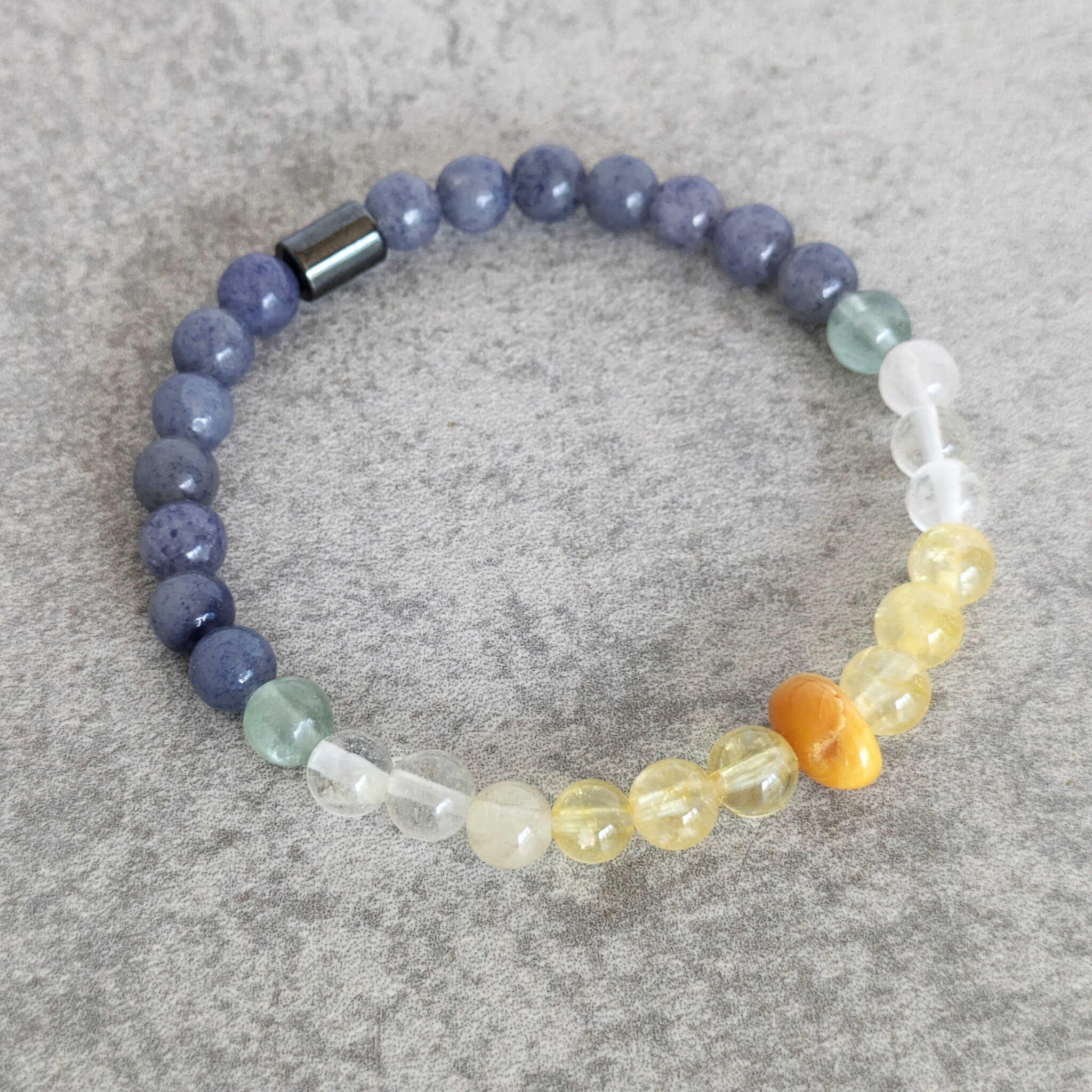 צמיד אבני חן אוונטורין כחולה וענבר ללימודים ריכוז ומיקוד
