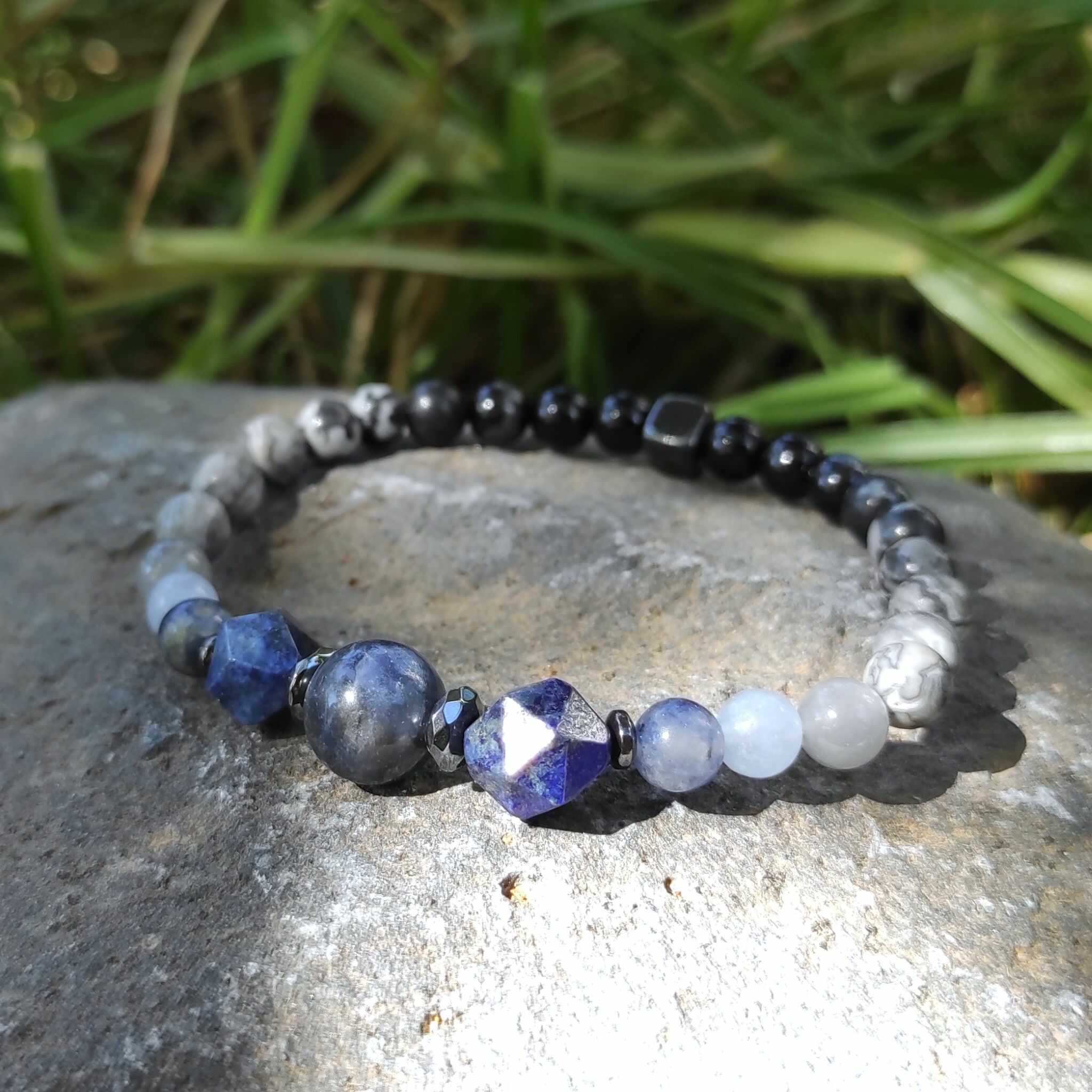 צמיד לאפיס לאזולי עם אגת שחורה לביטחון