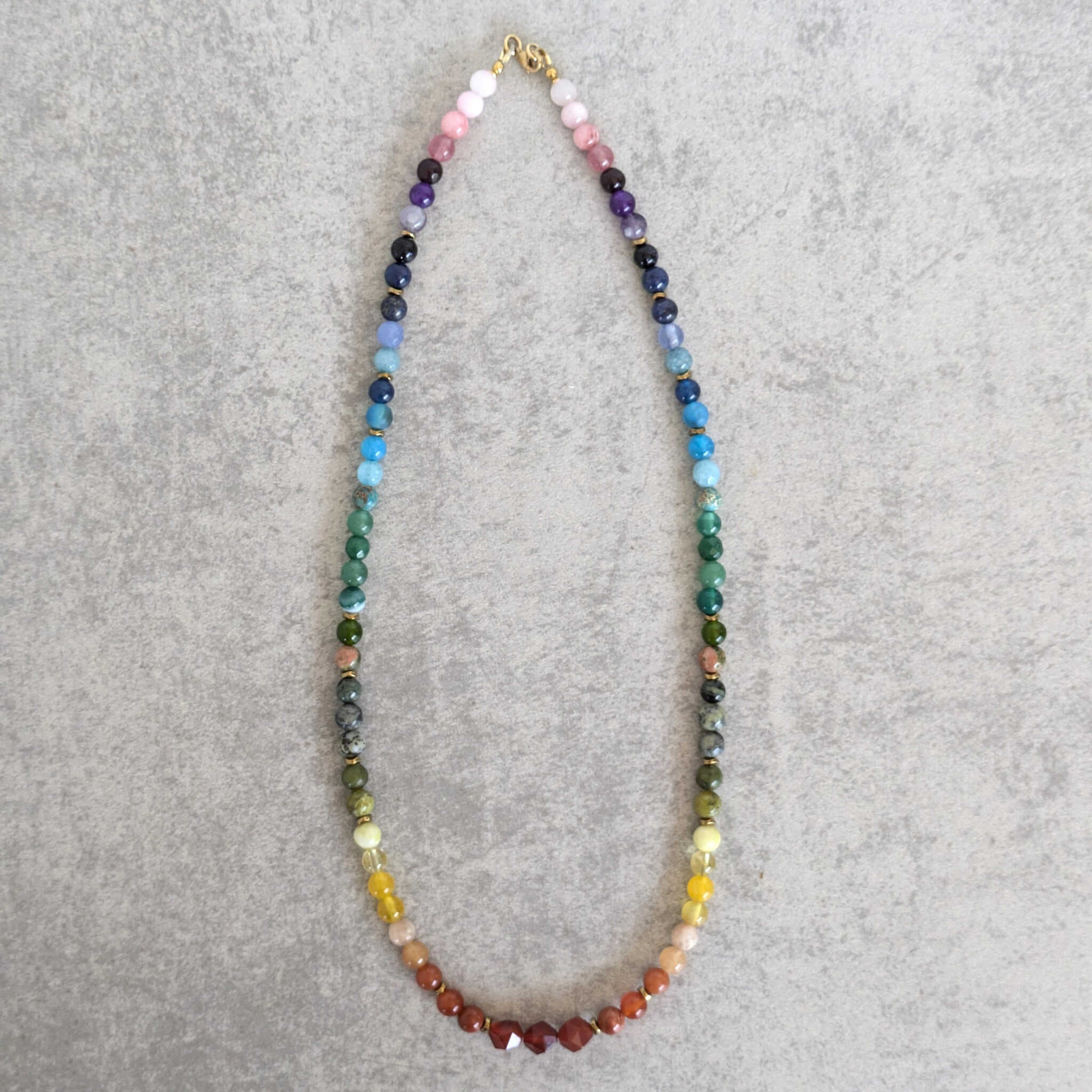 שרשרת צבעונית בעבודת יד לשלווה הרמוניה פנימית וצמיחה רוחנית