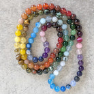 שרשרת אבני חן צבעונית בצבעי קשת לצמיחה אישית ומסע החיים