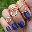 טבעת גולדפילד לנשים עם השראה מהטבע  סמל לקארמה וזרימה מתמדת