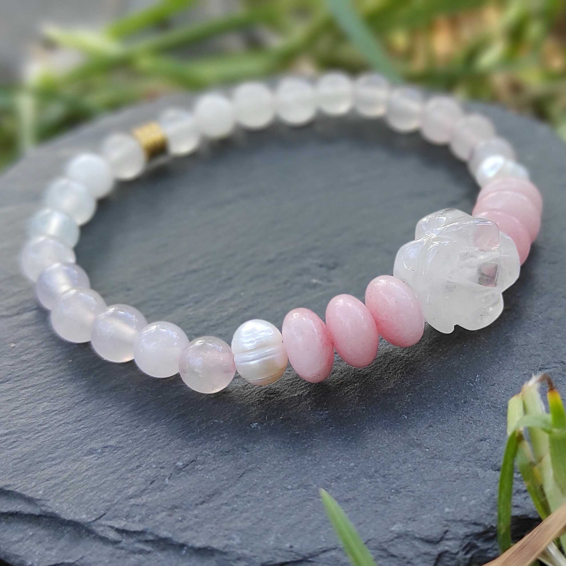 צמיד עדין בגווני ורוד עם פרח לוטוס לחמלה עצמית ושלווה