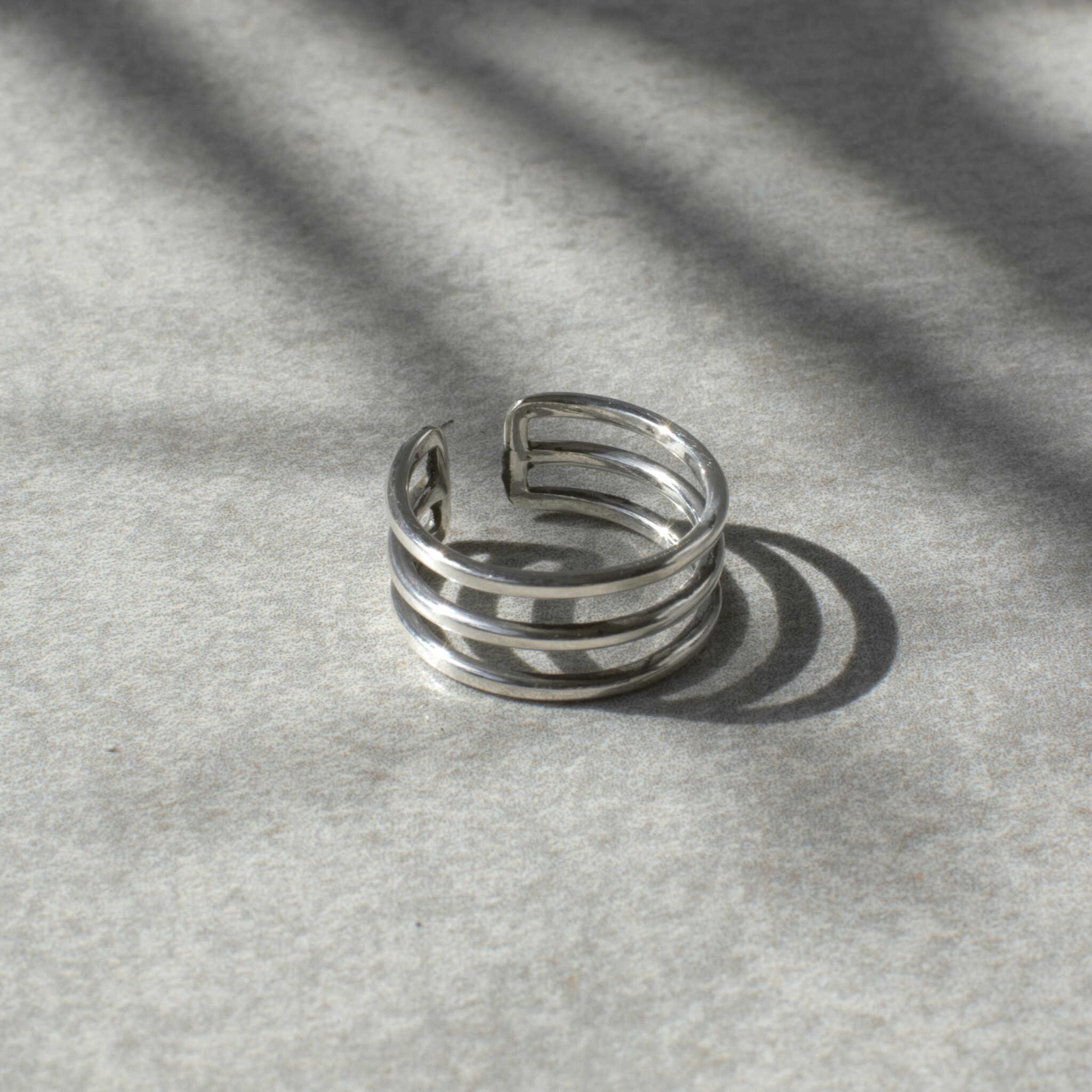  טבעת כסף עדינה עם שלוש קשתות מחוברות Soul Elements