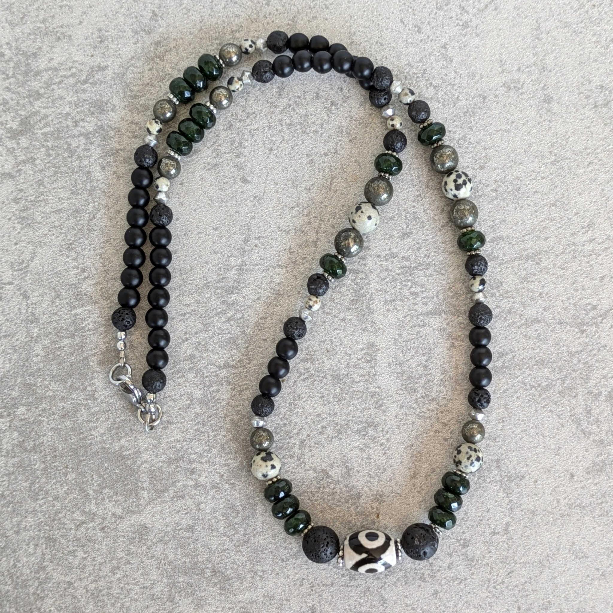 שרשרת מעוצבת לגברים עם חרוז דזי 3 עיניים לביטחון עצמי והגנה