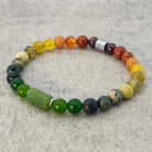 צמיד אבני חן בצבעי ירוק, צהוב, כתום ואדום לאיזון פנימי והגנה אנרגטית.