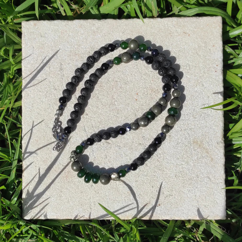 שרשרת אבני חן לבה ופיריט זהוב להגנה אנרגטית וביטחון עצמי