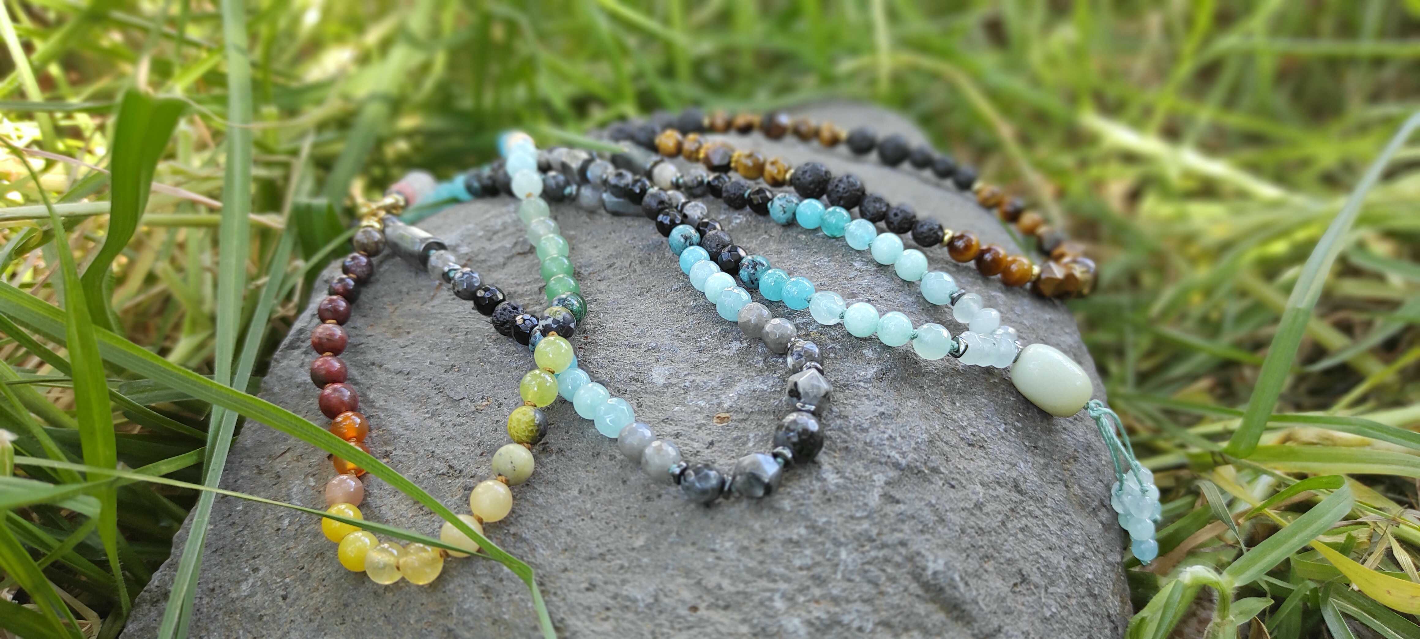 קולקציית שרשראות מאבני חן טבעיות  תליוני קריסטלים בצבעים מגוונים, אבני חן אנרגטיים, תכשיטים עם משמעות