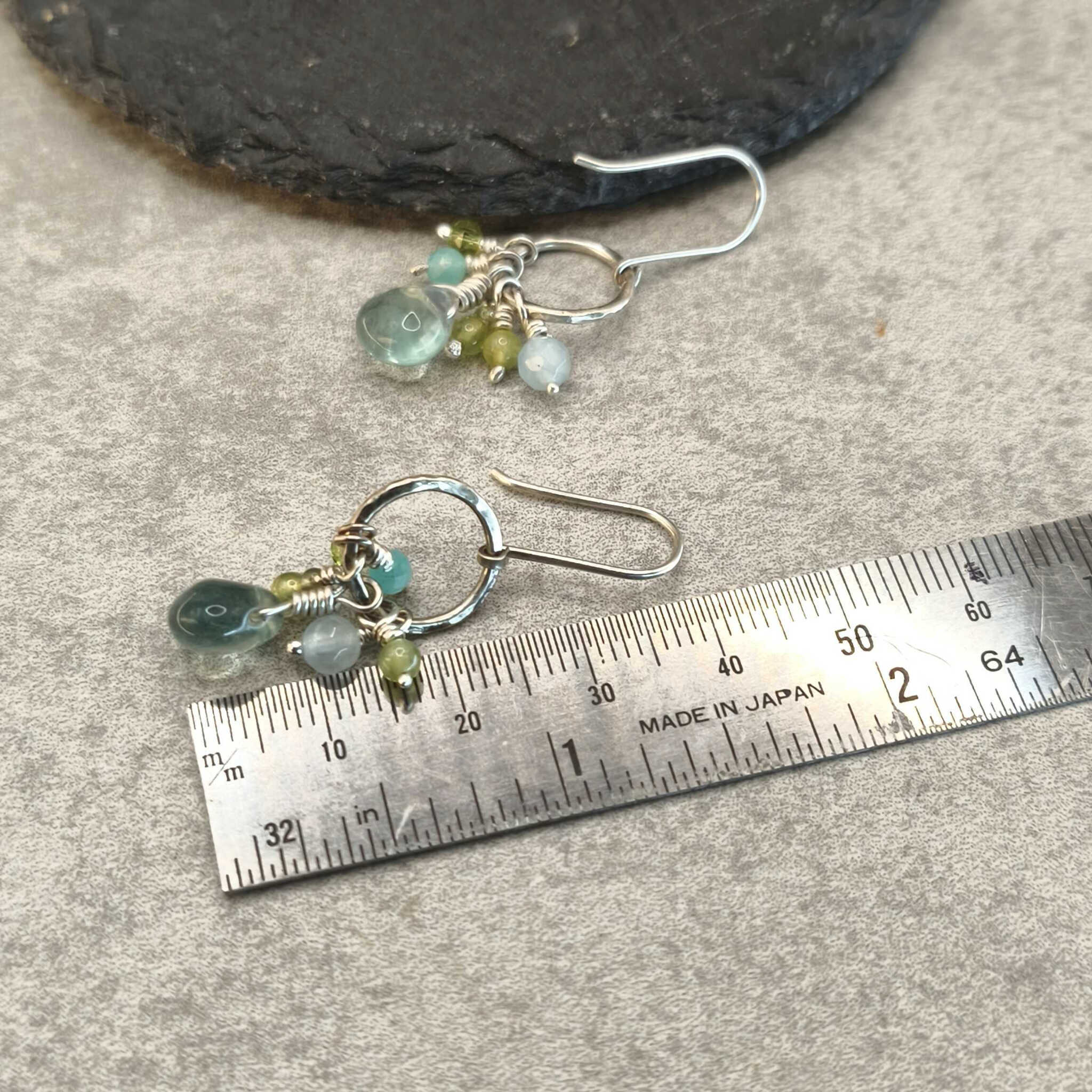 עגילי כסף סטרלינג לנשים עם אבני חן גולמיות פלואוריט פרידוט אקוומרין צמיחה רוחנית