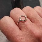 טבעת קארמה קטנה לנשים עשויה גולדפילד 14K בעיצוב עגול