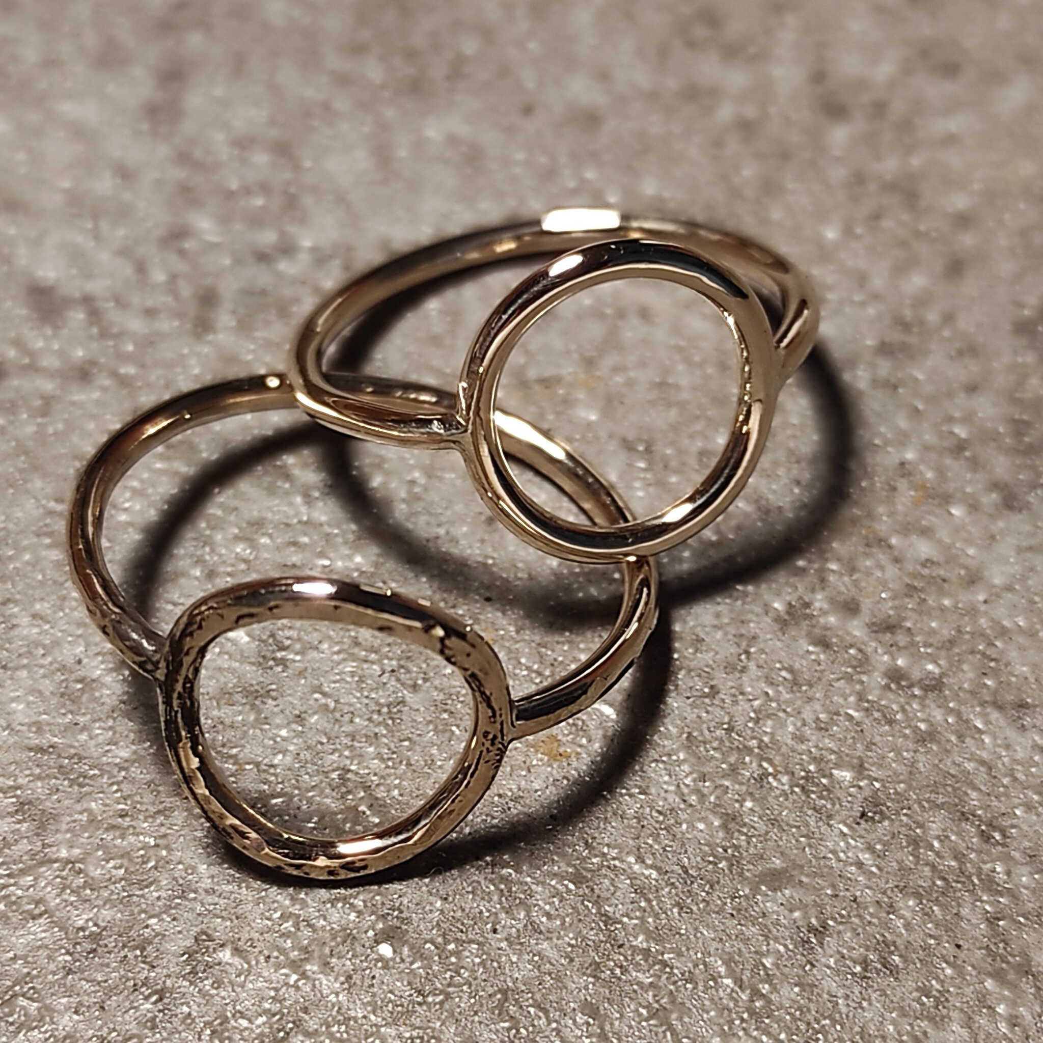 טבעת עדינה מגולדפילד 14K בעיצוב מעגלי אורגני מינימליסטי