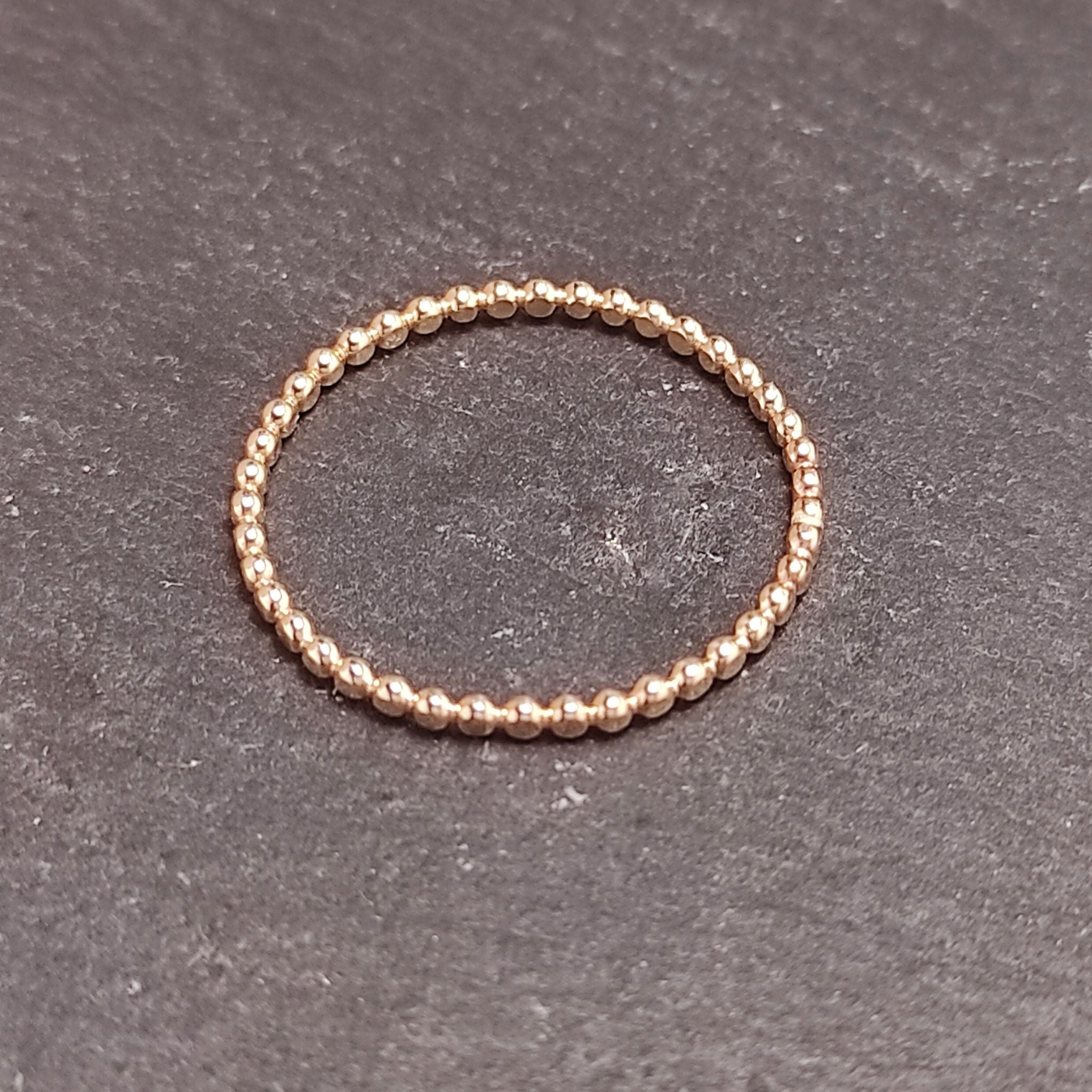 טבעת גולדפילד אורגנית עם חרוזים עגולים היוצרים אסתטיקה רגועה