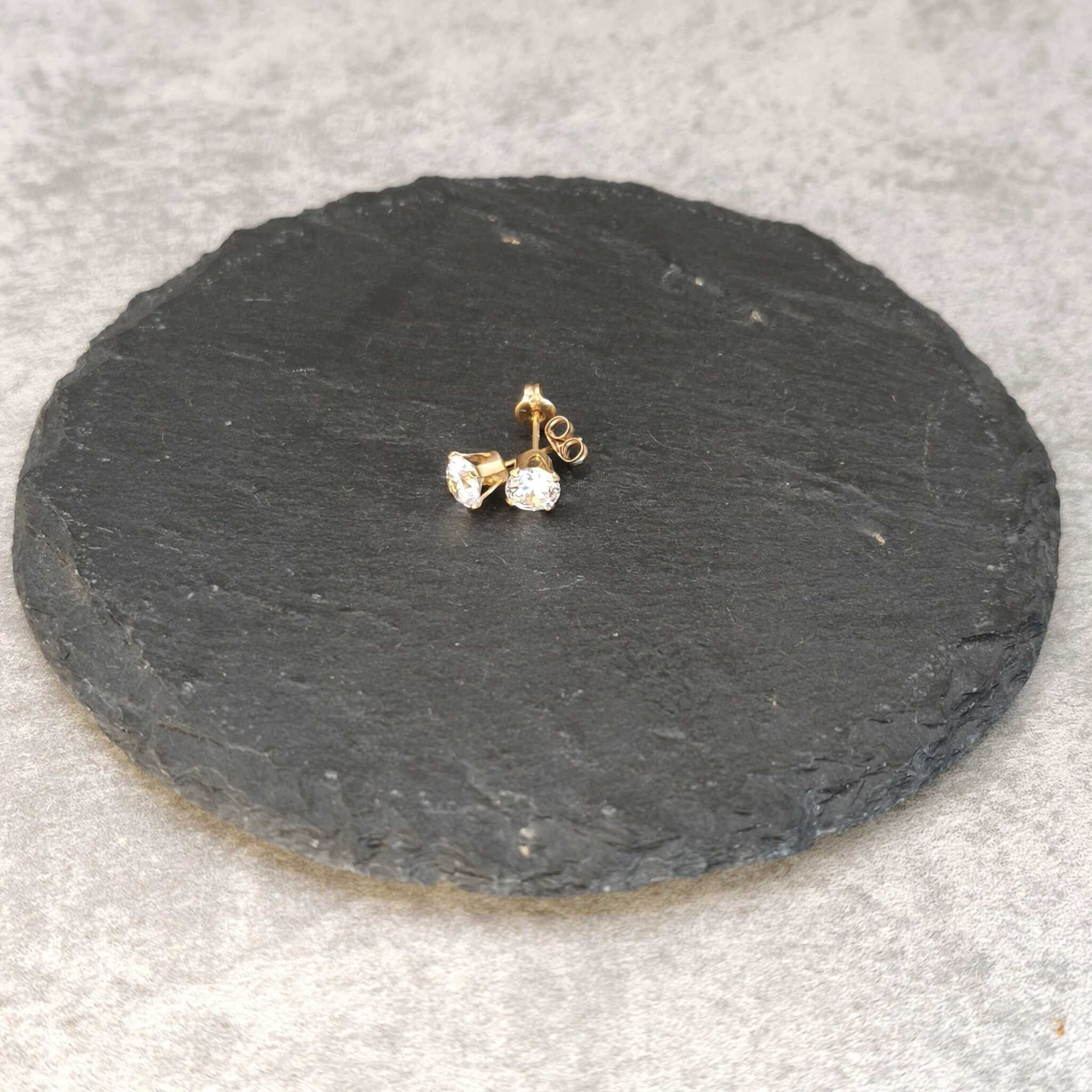 עגילי זהב גולדפילד צמודים עם זירקון CZ תכשיט אלגנטי למתנה מושלמת