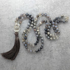 שרשרת מאלה אבני חן אפורות עם קוורץ שקופה למיקוד ריכוז ויצירתיות