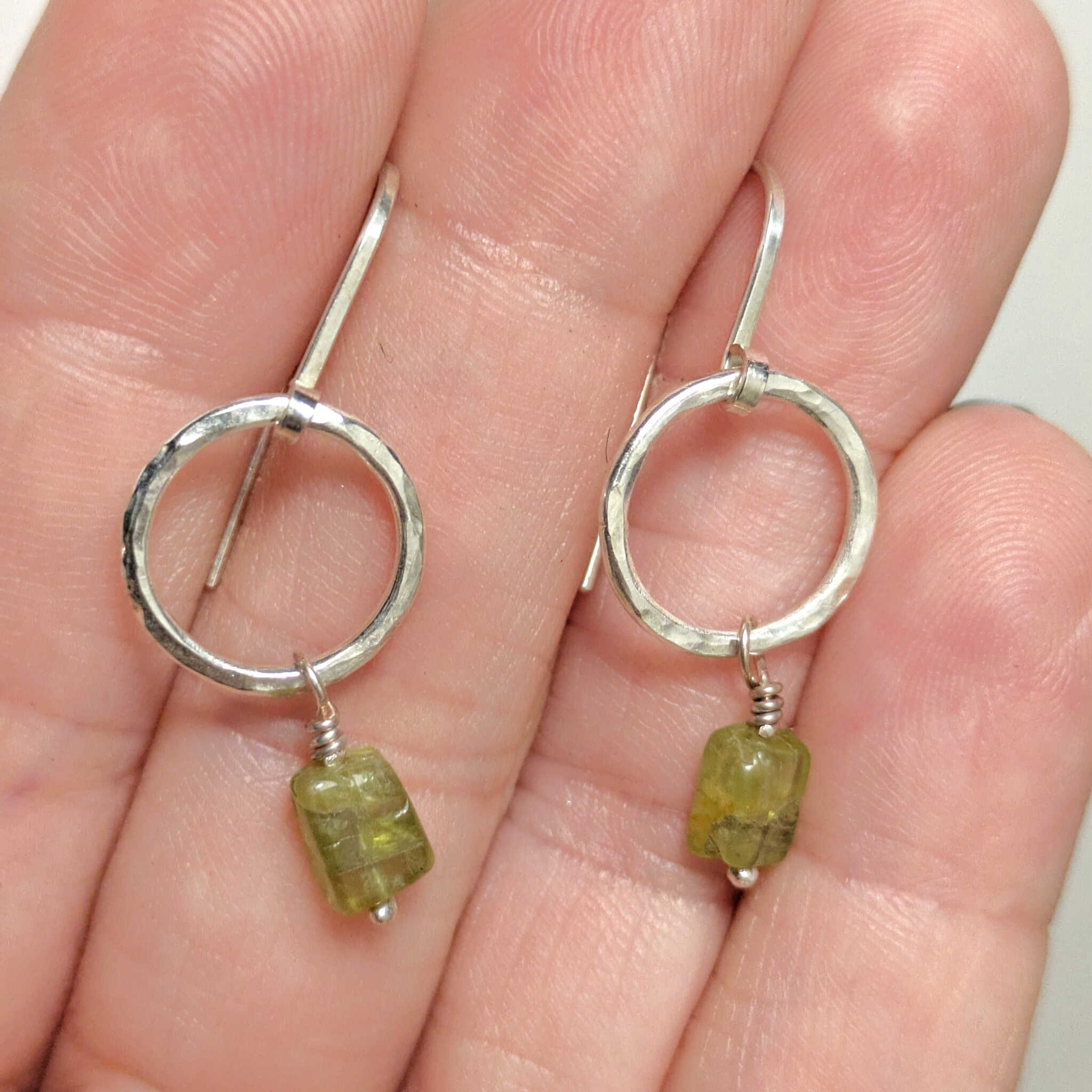 עגילים מלאי ברק, מעגלים מרוקעים תלויים עם אבן פרידוט שקופה בגוון טבעי 