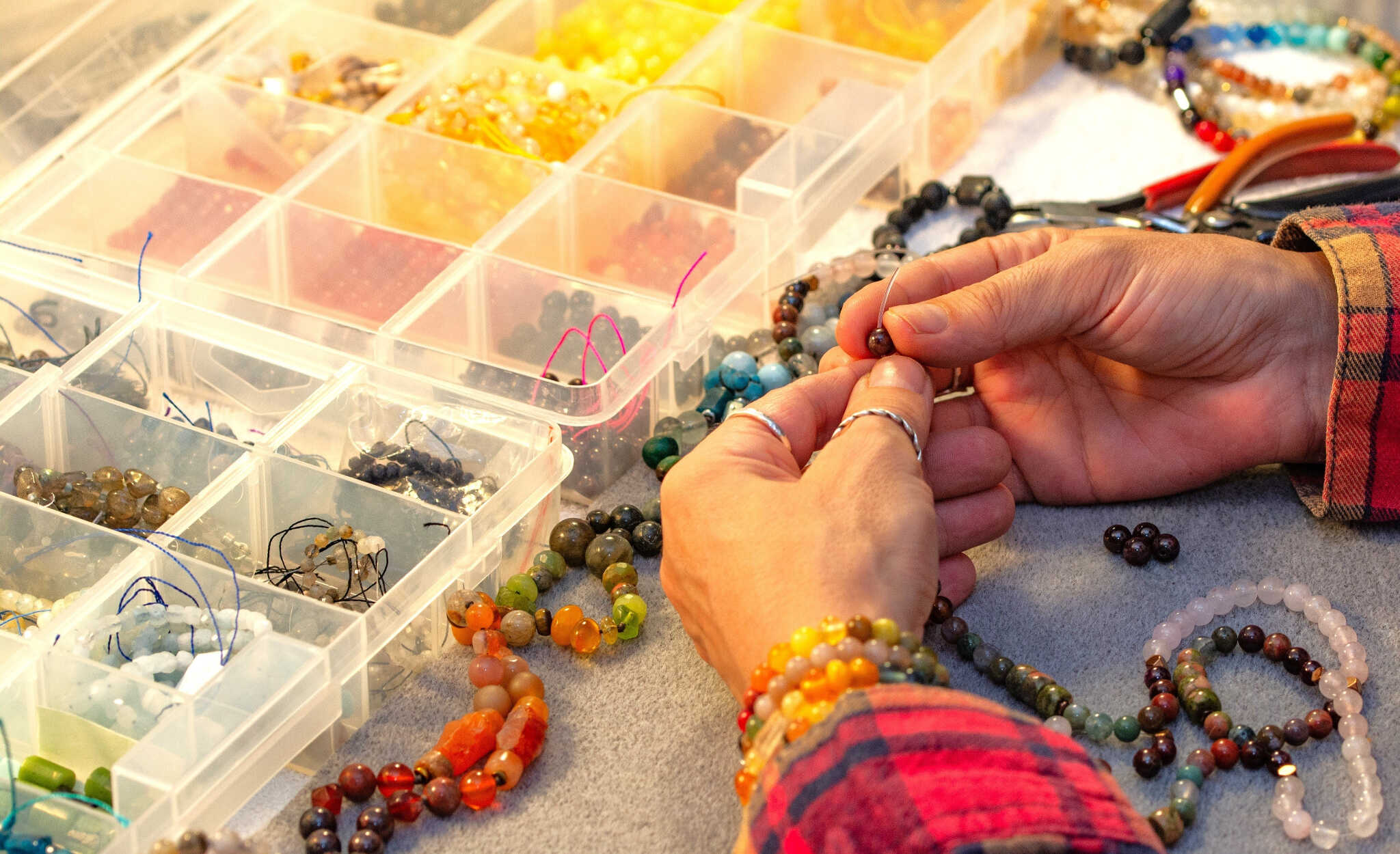 קשירת חרוזי אבני חן בעבודת יד ליצירת שרשרת מאלה, צמידים אבני חן אנרגטיים, תכשיטים בהזמנה, טבעת מיוחדת