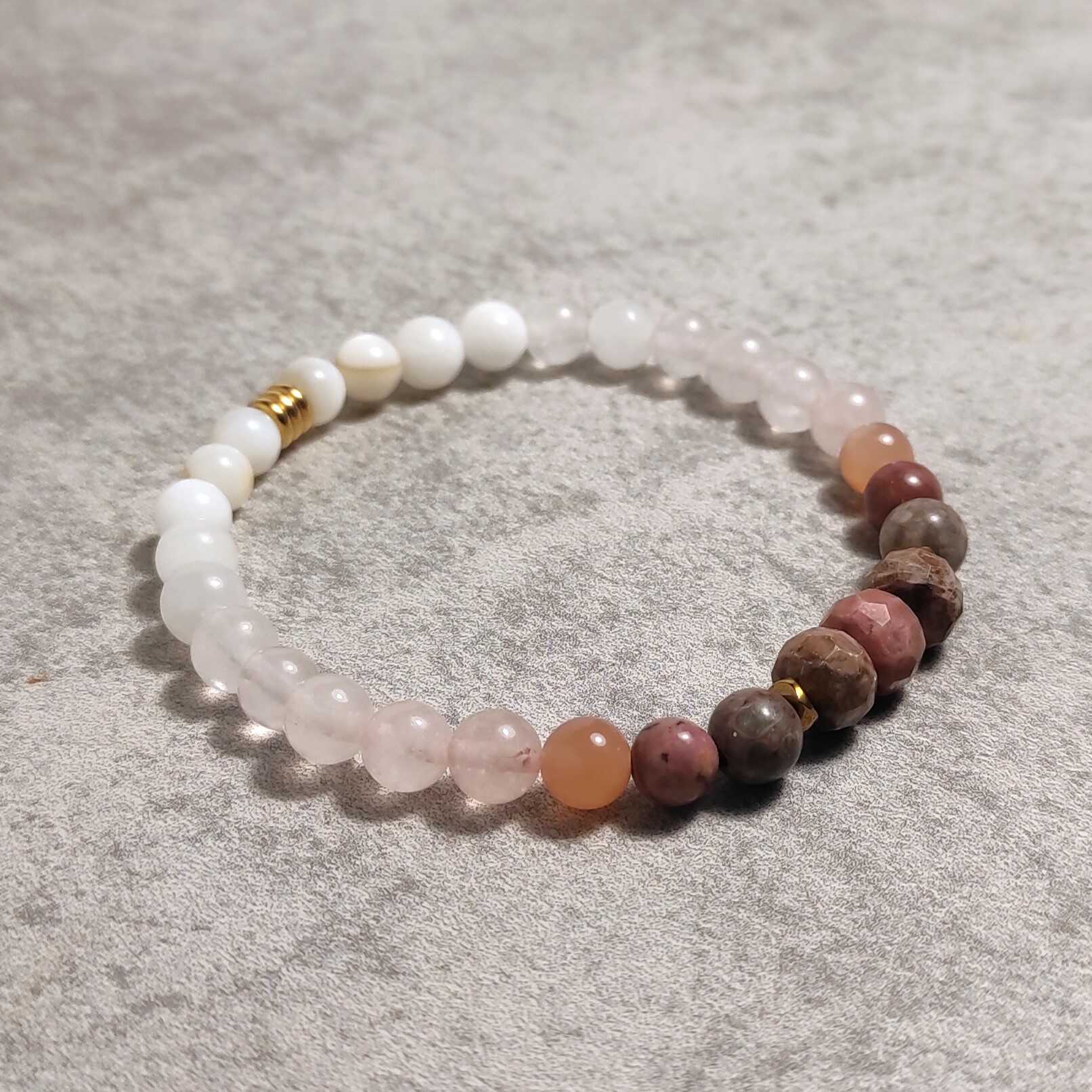 צמיד בעבודת יד עם רוז קוורץ אם פנינה וסאנסטון לאיזון רגשי