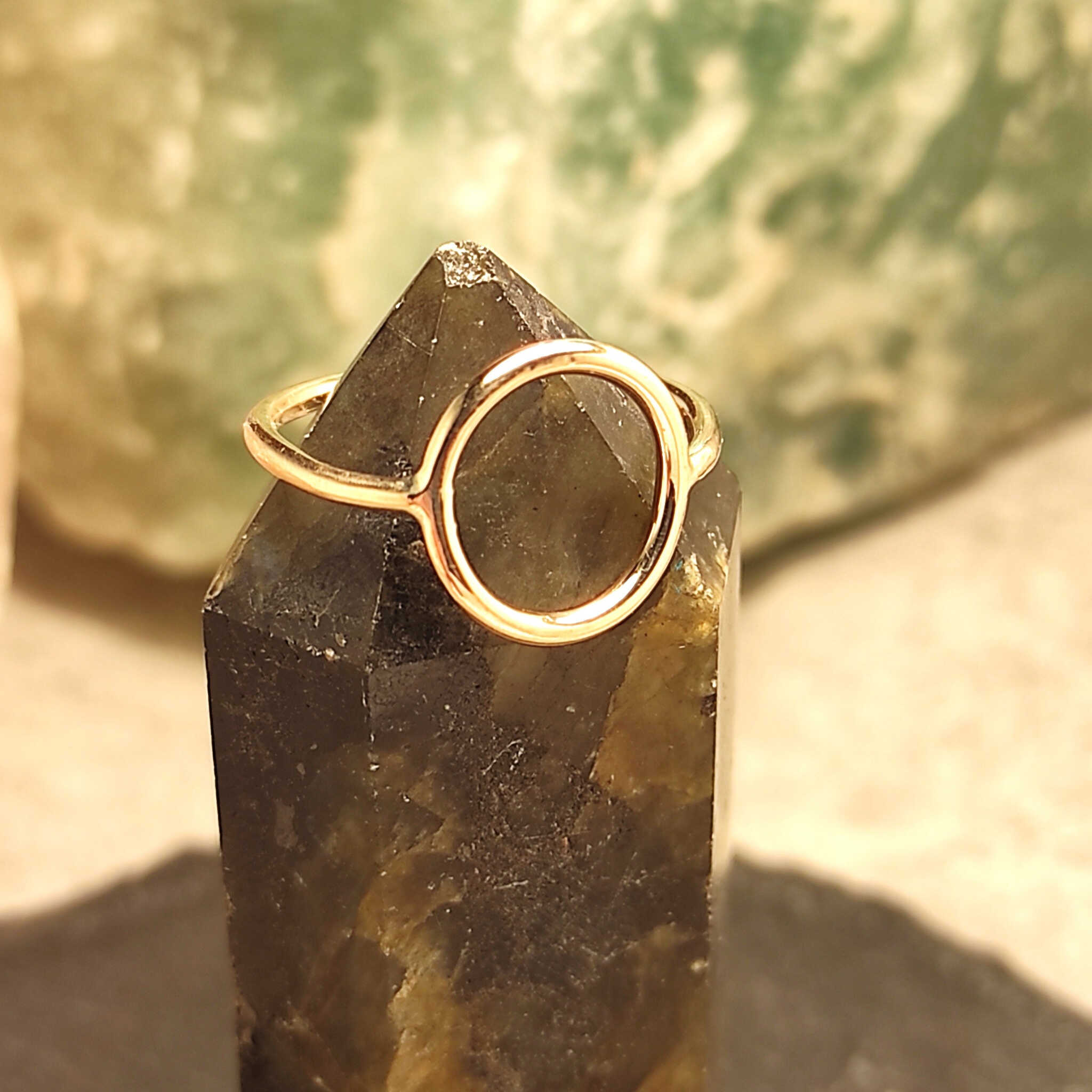 תכשיט גולדפילד עם עיצוב עגול, טבעת נשית עדינה עם מסר חיובי