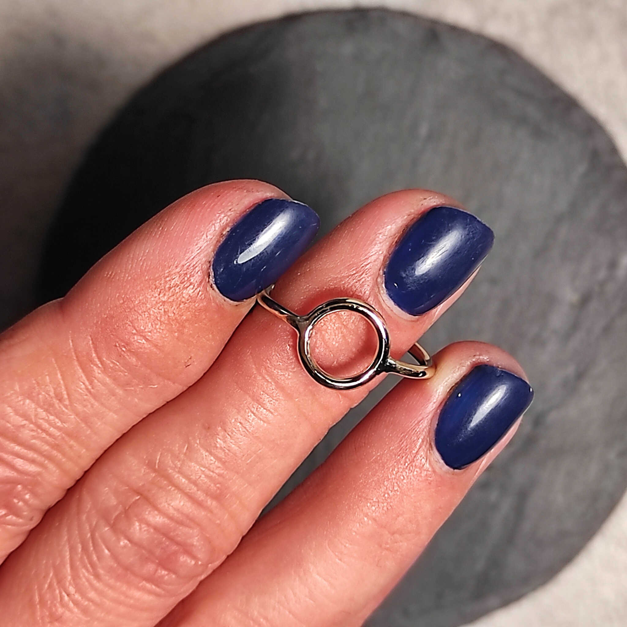 תכשיט גולדפילד עם סמל קארמה טבעת עדינה בעבודת יד