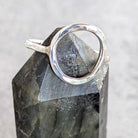 טבעת קארמה כסף סטרלינג 925 עם ריקוע עדין ועיצוב מעגלי