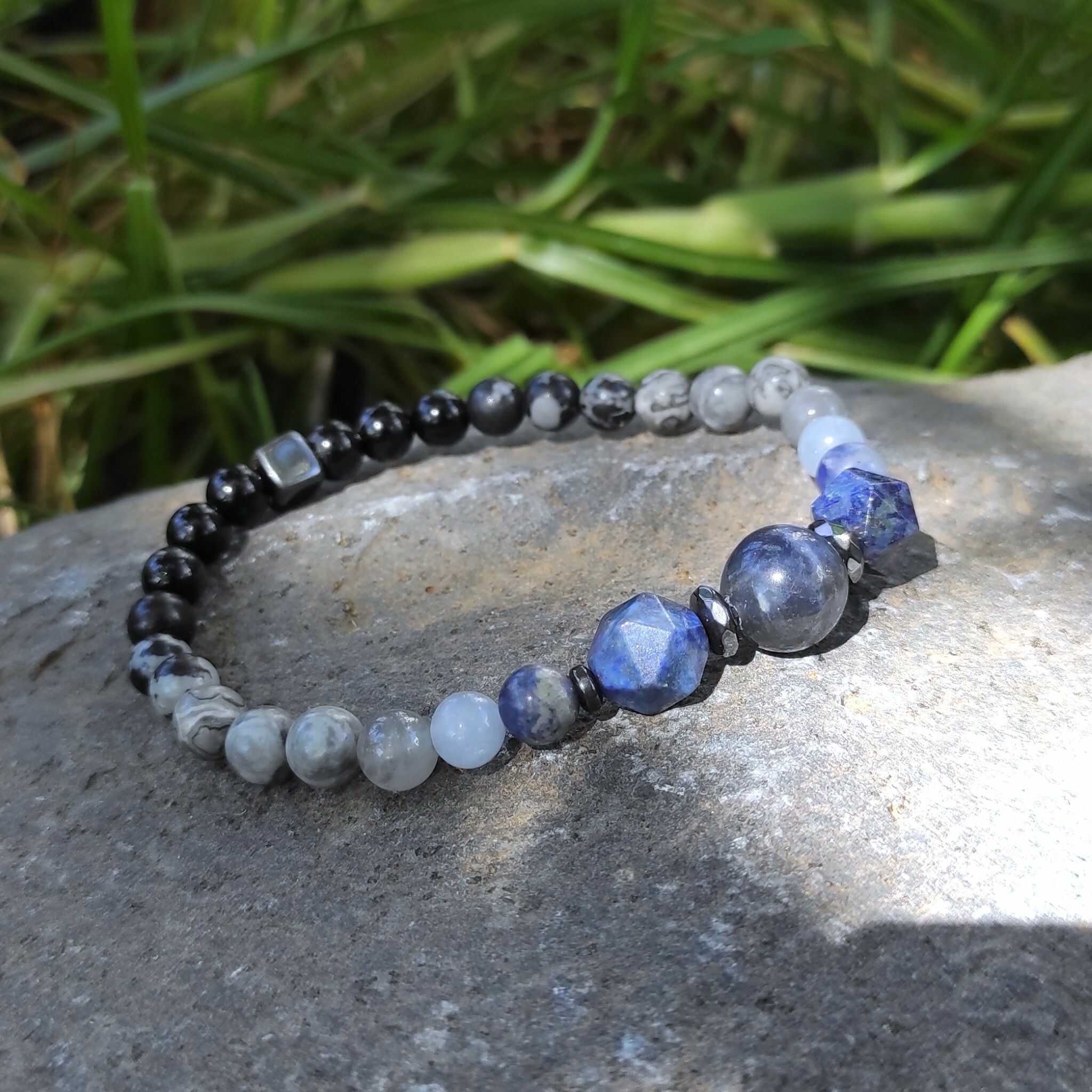 צמיד כחול לאפיס לזולי בעבודת יד עם סודלייט למיקוד ופיקוס