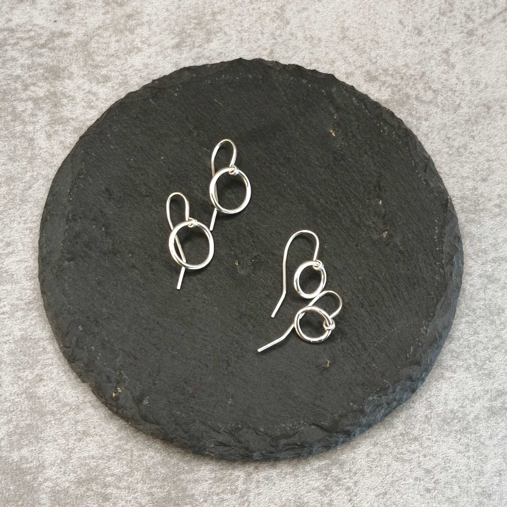 עגילי קארמה כסף סטרלינג 925 בעבודת יד עיגול שלמות ומעגל החיים