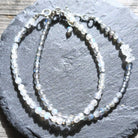 לברדורייט טבעי עם הבזקים כחולים ירוקים מנצנצים לחיזוק אינטואיציה אומץ לשינוי והגנה אנרגטית תכשיט עדין בעבודת יד