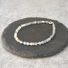 צמיד לברדורייט טבעי בגוונים אפורים עם הבזקים כחולים ירוקים לחיזוק אינטואיציה טרנספורמציה והגנה אנרגטית תכשיט אנרגטי בעבודת יד