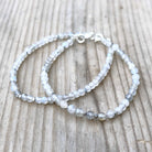 צמיד לברדורייט על היד עם משחק אור והבזקים צבעוניים לחיזוק אינטואיציה הגנה אנרגטית וטרנספורמציה תכשיט אבני חן טבעיות בעבודת יד