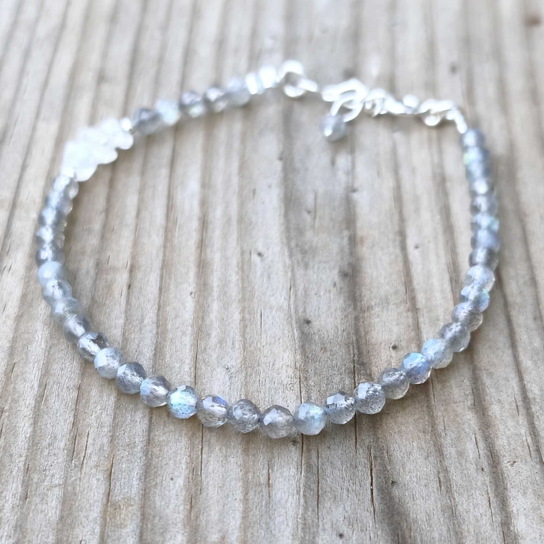 שרשרת הארכה בצמיד לברדורייט ומונסטון טבעיים עם הבזקים צבעוניים לחיזוק אינטואיציה וטרנספורמציה תכשיט עדין בעבודת יד