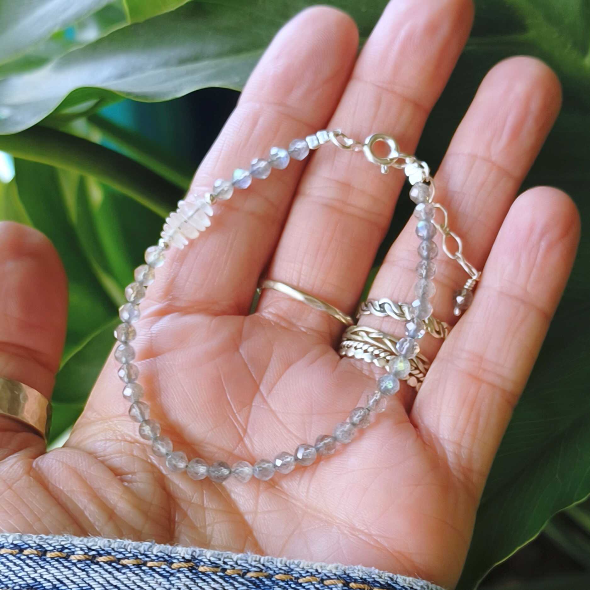 חרוזי לברדורייט ומונסטון טבעיים עם הבזקים צבעוניים לחיזוק אינטואיציה עמוקה זרימה רגשית ושינוי פנימי תכשיט אנרגטי ייחודי בעבודת יד

