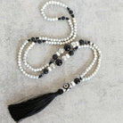 תכשיטי ריפוי קריסטלים מונוכרומטיים שחור לבן אומץ לב ביטחון עצמי, שרשרת מאלה לבנה