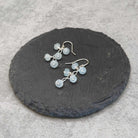 עגילים קלילים נשיים כסף עם אבני אקוומרין טבעיות תלויות כטיפות מבריקות רוגע ושלווה